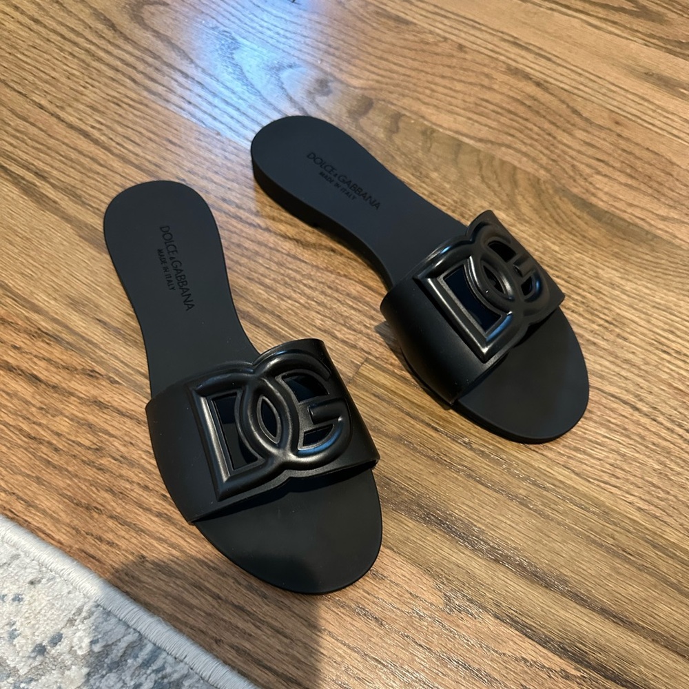 Dolce & Gabbana black rubber slides.